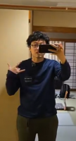 自撮り,男性,メガネ,スマートフォン,和室,畳,カメラポーズ
