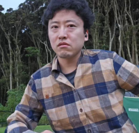 男性,屋外,チェックシャツ,黒髪,真顔