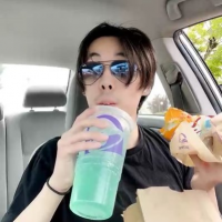 男性,サングラス,ドリンク,ファーストフード,車内,食事